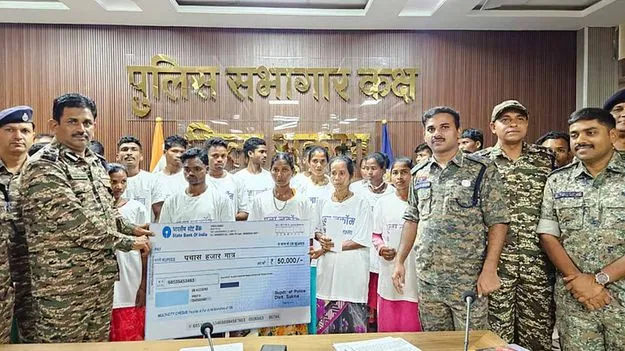 Chhattisgarh: 22 మంది మావోయిస్టులు లొంగుబాటు