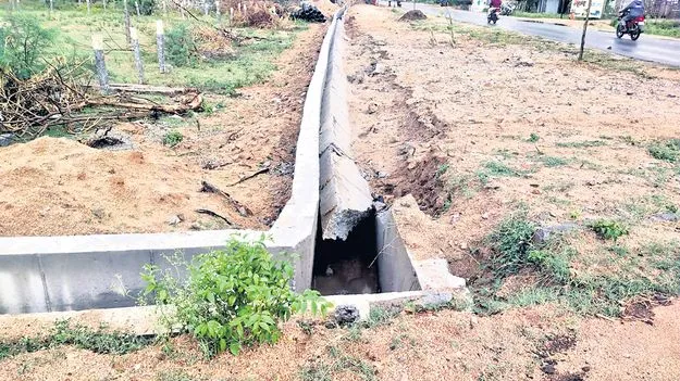 మోస్తరు వర్షానికే కూలిన మురికి కాల్వ