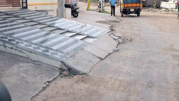  రోడ్డెక్కుతున్న మెట్లు!