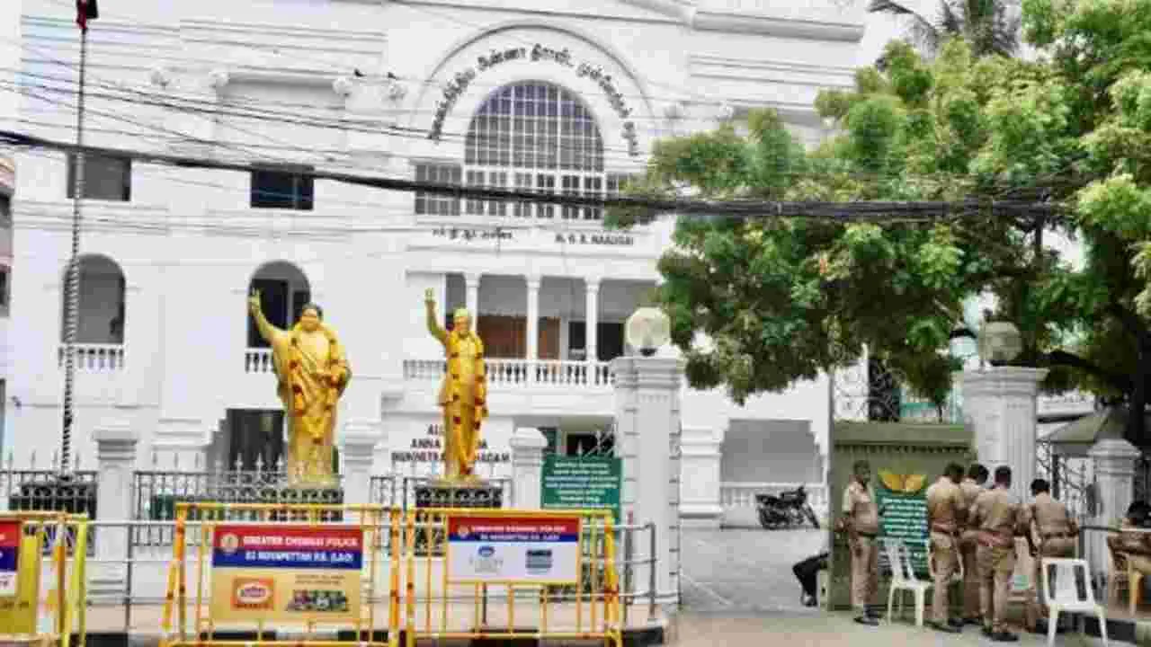 AIADMK: అన్నాడీఎంకే ఆఫీసులో ప్రేతాత్మ వదంతులు..