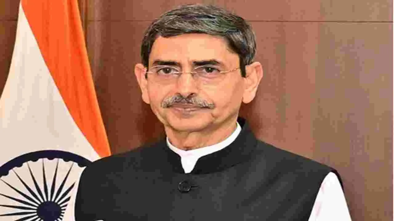 Governor: పేద మహిళకు గవర్నర్‌ కానుక..