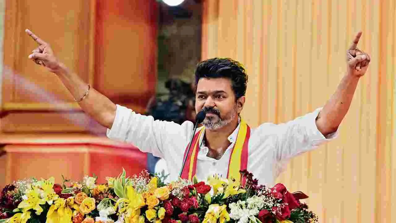 Hero Vijay: హీరో విజయ్‌కి అన్నాడీఎంకే గాలం..  డిప్యూటీ సీఎం పదవి ఆఫర్‌..