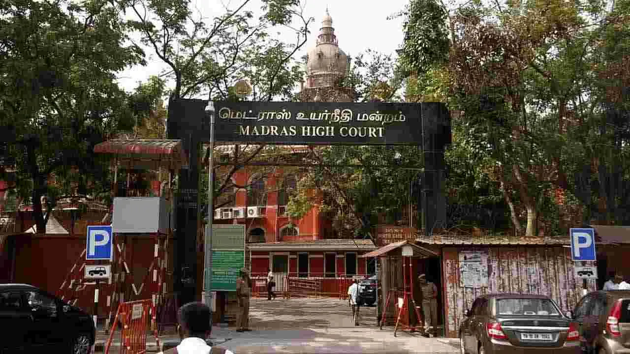 High Court: కులంపేరుతో ఆలయ ప్రవేశాన్ని అడ్డుకుంటే కేసు