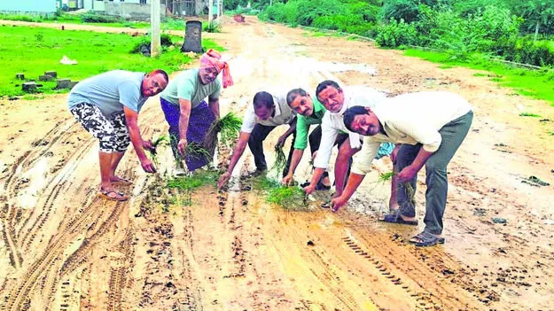 రోడ్లపై నాట్లు వేసి నిరసన 