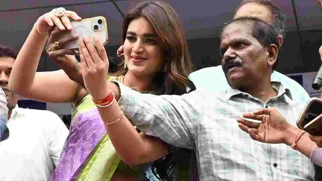 Nidhhi Agerwal: నిధి అగర్వాల్ ఎంట్రీతో అనంతపురం షైన్.. ఫ్యాన్స్ ఫుల్ జోష్
