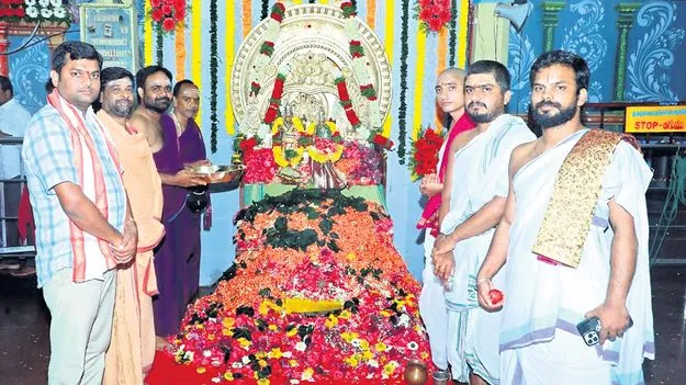 చెర్వుగట్టుపై వైభవంగా లక్ష పుష్పార్చన 