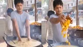 Viral Video: వామ్మో.. ఈ కుర్రాడు నిజంగా మనిషేనా.. వేడి వేడి నూనెలో చేతులు పెట్టి ఏం చేస్తున్నాడో చూడండి..