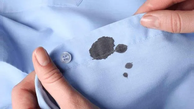 Oil Stains on Clothes: బట్టలపై నూనె మరకలు పోవట్లేదా? ఇలా చేస్తే క్షణాల్లో మాయం..!