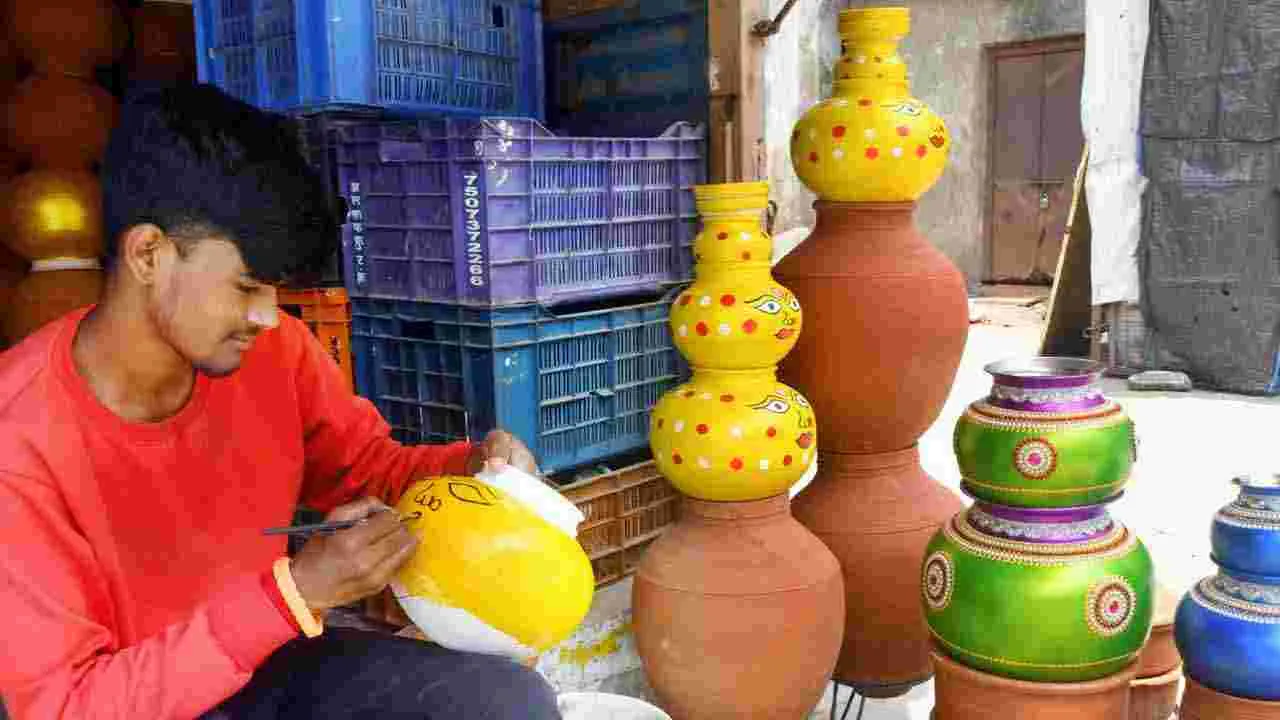 Secunderabad Bonalu: మోండా మార్కెట్లో రంగురంగుల బోనాలు..