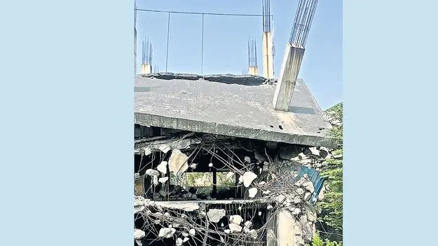 పల్లా భవనం కూల్చివేత వ్యవహారం... ముగ్గురిపై వేటు