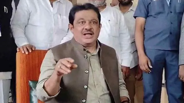 Minister: మంత్రి అహ్మద్‌ఖాన్‌ సీరియస్.. పేదల నుంచి లంచం తీసుకునే దరిద్రం రాలేదు..