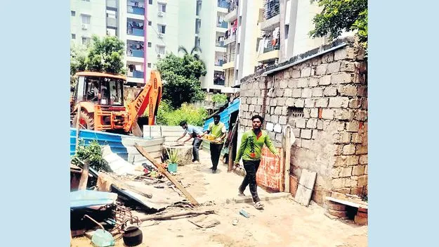 పార్కుల్లో ఆక్రమణల తొలగింపు