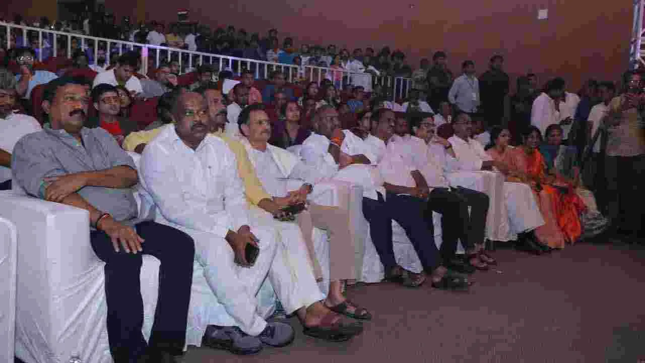 HHVM : విశాఖలో హరిహర వీరమల్లు చిత్రం ప్రీ రిలీజ్ ఈవెంట్ ఫొటోలు