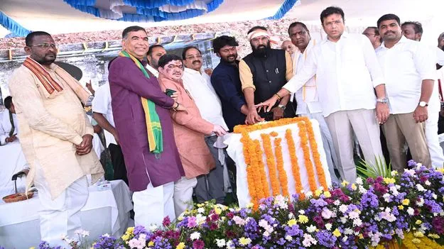 ప్రాణహిత - చేవెళ్ల ప్రాజెక్టు నిర్మిస్తాం