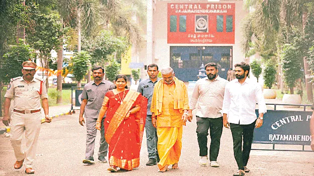 వైసీపీ నాయకులే టార్గెట్‌