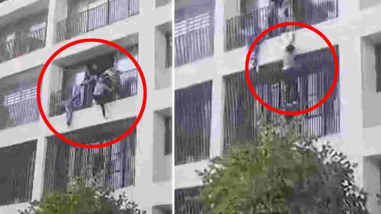 Ahmedabad plane crash: ఎయిరిండియా ప్రమాద ఘటనపై కొత్త వీడియో.. బిల్డింగ్ పై నుంచి దూకేసిన మెడికోలు..