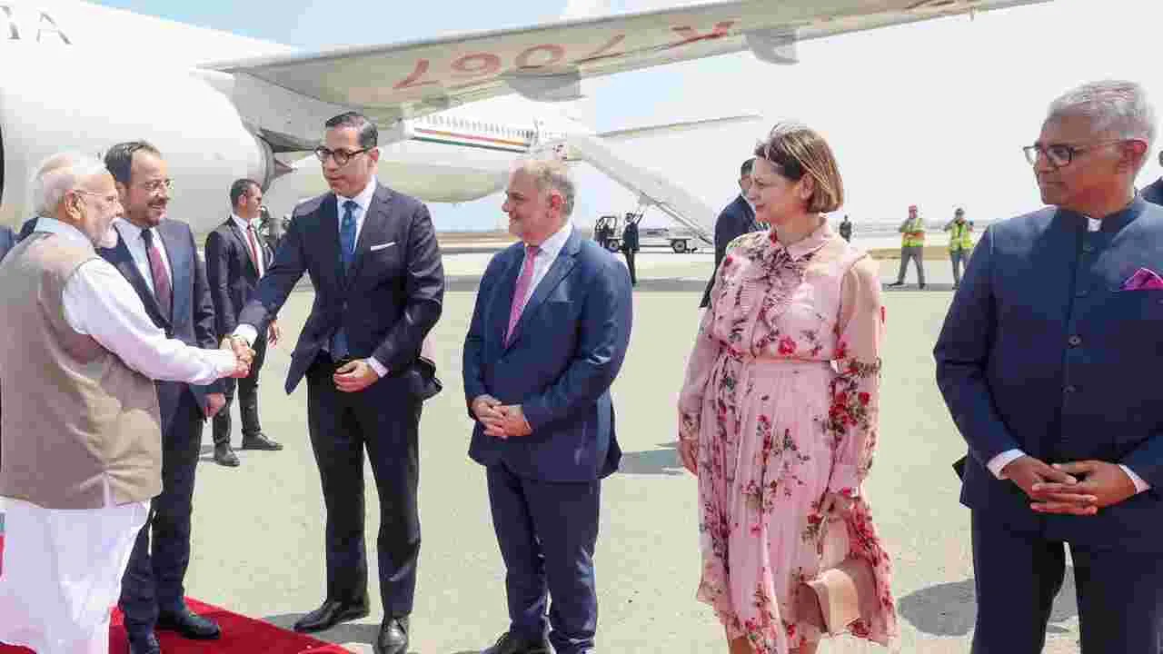 Modi Cyprus Visit: విమానాశ్రయం వచ్చి మోదీకి ఘన స్వాగతం పలిసిన సైప్రస్ ప్రెసిడెంట్.. పిక్స్ వైరల్