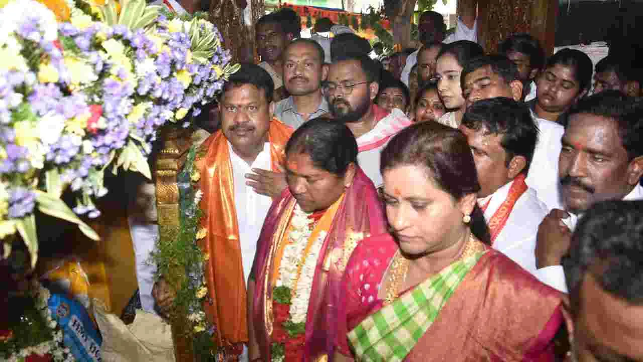 Hyderabad Bonalu: రాజధానిలో బోనమెత్తిన పొలిటికల్ లీడర్లు
