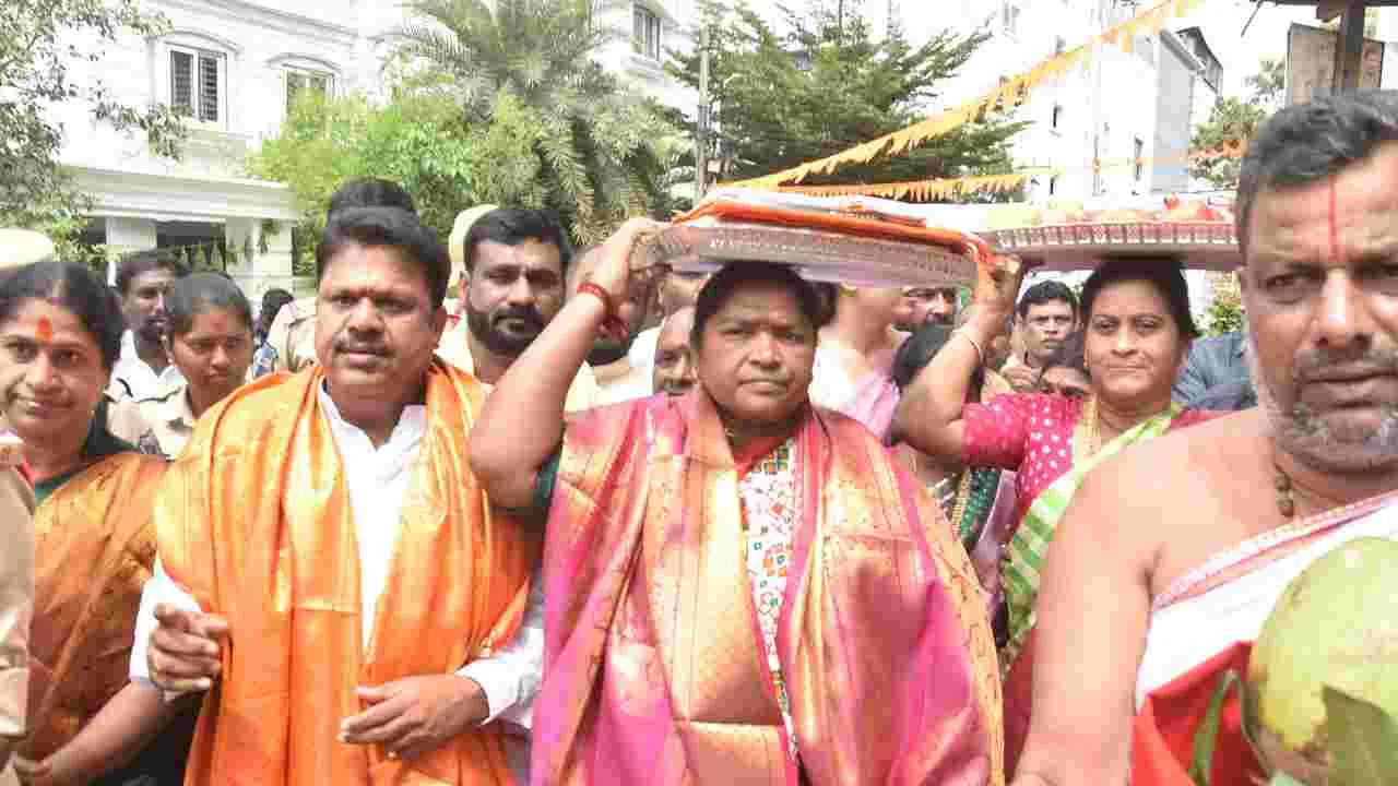 Hyderabad Bonalu: రాజధానిలో బోనమెత్తిన పొలిటికల్ లీడర్లు