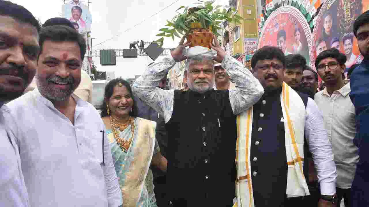 Hyderabad Bonalu: రాజధానిలో బోనమెత్తిన పొలిటికల్ లీడర్లు