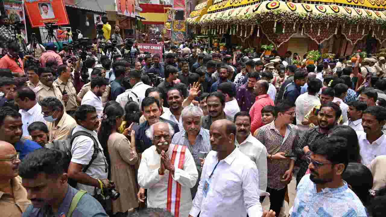 Hyderabad Bonalu: రాజధానిలో బోనమెత్తిన పొలిటికల్ లీడర్లు