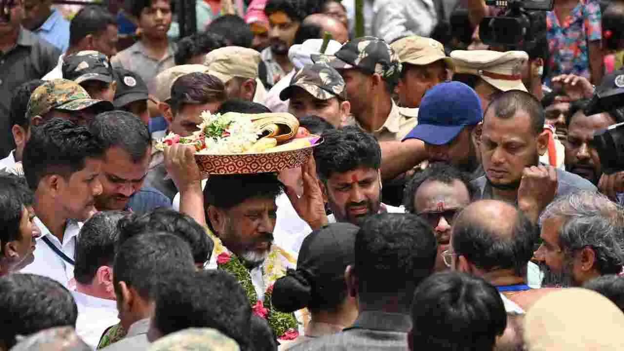 Hyderabad Bonalu: రాజధానిలో బోనమెత్తిన పొలిటికల్ లీడర్లు