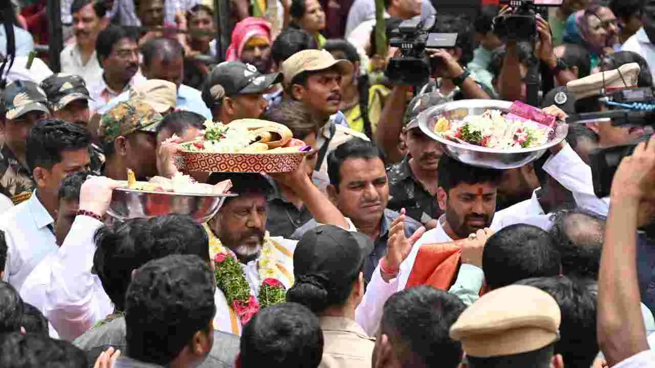 Hyderabad Bonalu: రాజధానిలో బోనమెత్తిన పొలిటికల్ లీడర్లు