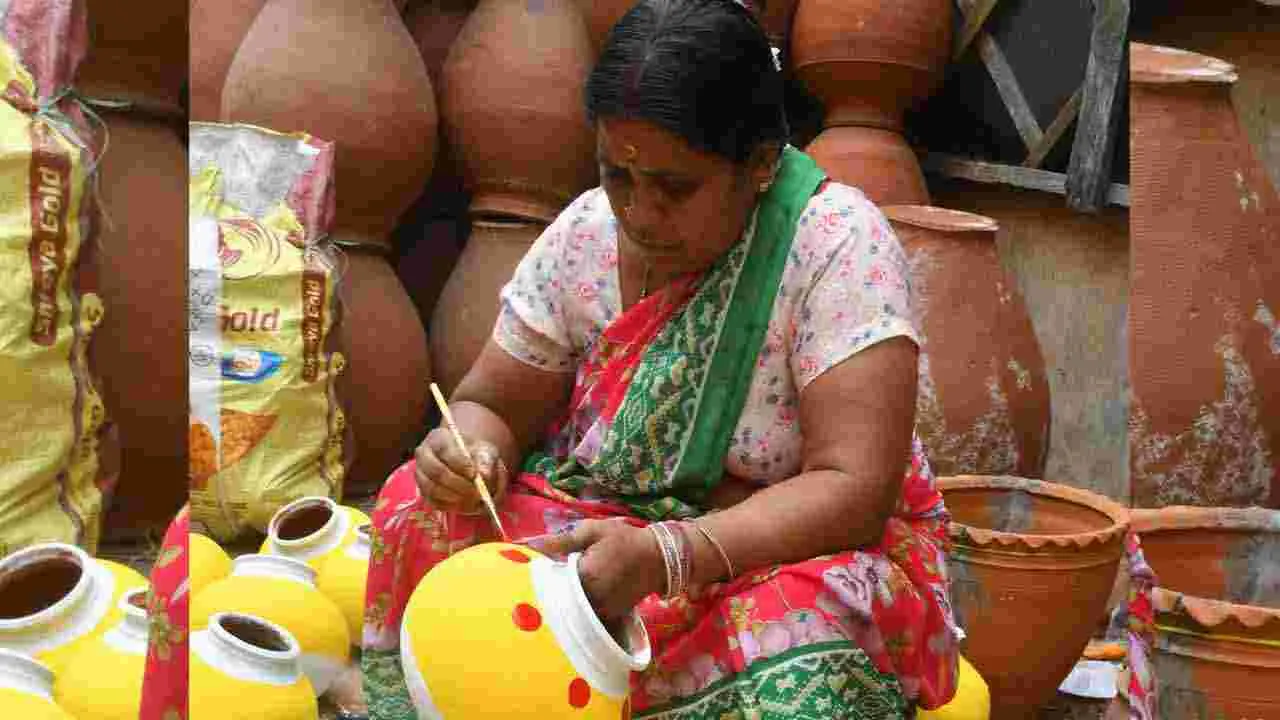 Secunderabad Bonalu: మోండా మార్కెట్లో రంగురంగుల బోనాలు..