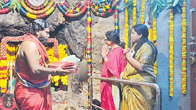 హీరో ప్రభాస్‌ పేరున కుంకుమార్చన