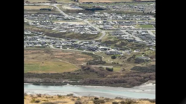 Optical Illusion Test: మీ కళ్లకు సూపర్ సవాల్.. ఈ ఫొటోలో విమానం ఎక్కడుందో 15 సెకెన్లలో కనిపెట్టండి