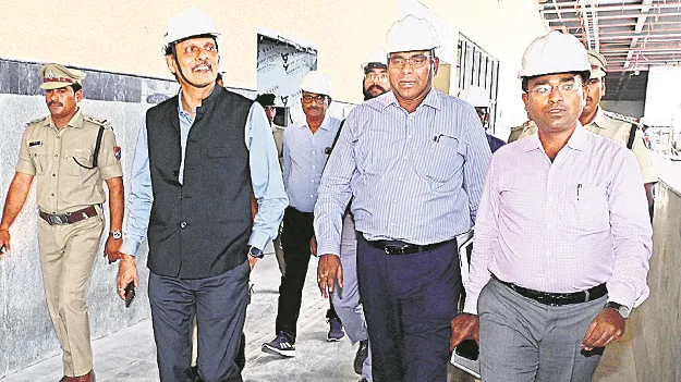 నిర్మాణ పనుల్లో భద్రతా ప్రమాణాలు పాటించండి