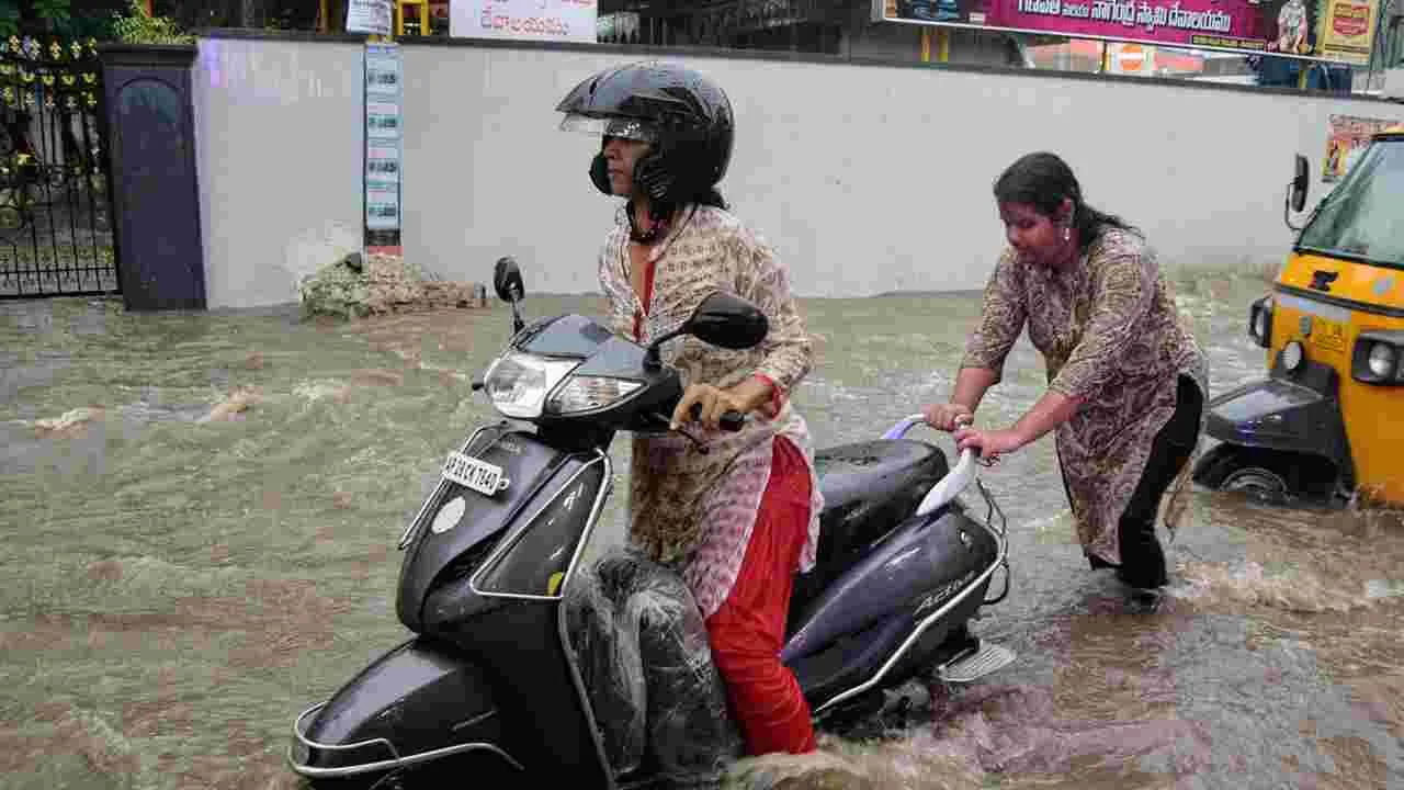 హైదరాబాద్లో దంచికొట్టిన భారీ వర్షం - ఎక్కడికక్కడ నిలిచిపోయిన వాహనాలు..