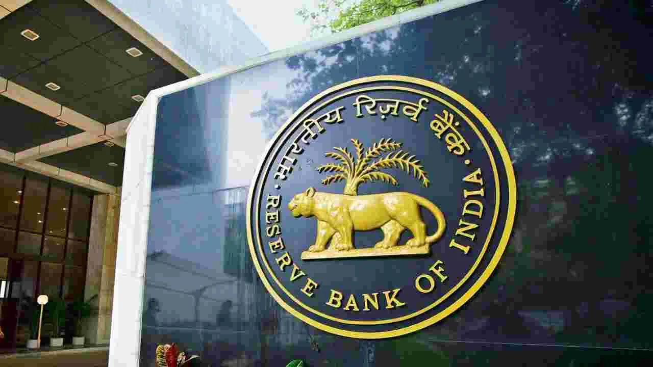 RBI: ఆర్బీఐ కొత్త రూల్.. ఈ లోన్స్ తీసుకున్న వారికి ఫైన్స్ నుంచి ఉపశమనం..