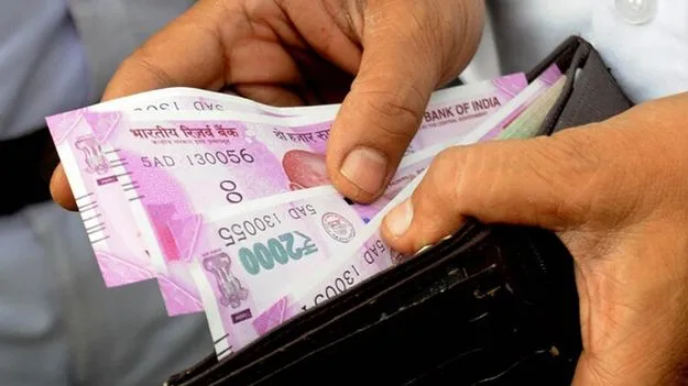 RBI: ప్రజల వద్ద ఉన్న రూ.2000 నోట్లను తిరిగి తీసుకుంటాం.. ఇలా చేయండి..