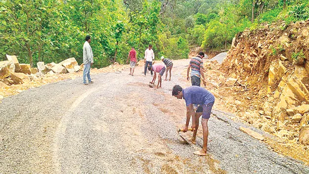  Repair the Road చేయి చేయి కలిపారు.. రోడ్డుని సరిచేశారు..