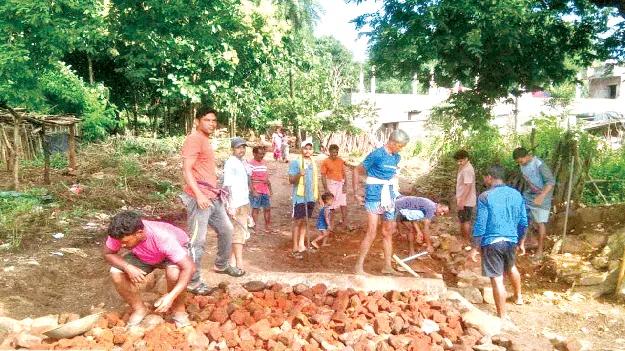   Road చేయి చేయి కలిపి.. రోడ్డు వేసి.. 