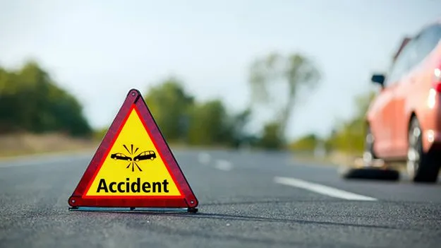 Road Accident: రోడ్డు పక్కన్న నిల్చున్న వారిపైకి దూసుకెళ్లిన కారు