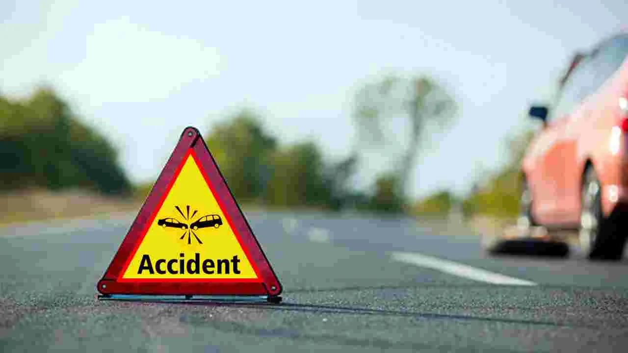 Road Accident: రోడ్డు పక్కన్న నిల్చున్న వారిపైకి దూసుకెళ్లిన కారు