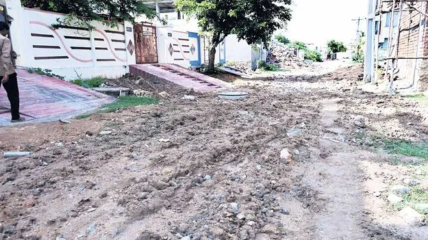  తవ్వారు.. వదిలేశారు