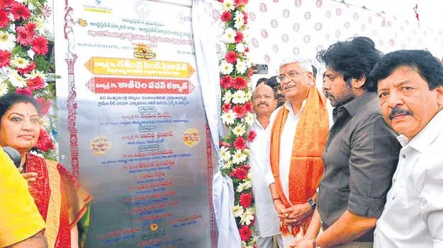 Deputy CM Pawan Kalyan: గోదారి కుర్రాళ్ల బైకుల్లా అభివృద్ధి పరుగు