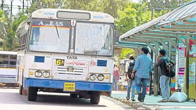 కొన్ని రూట్లలో అచ్చంగా మహిళా కండక్టర్లు
