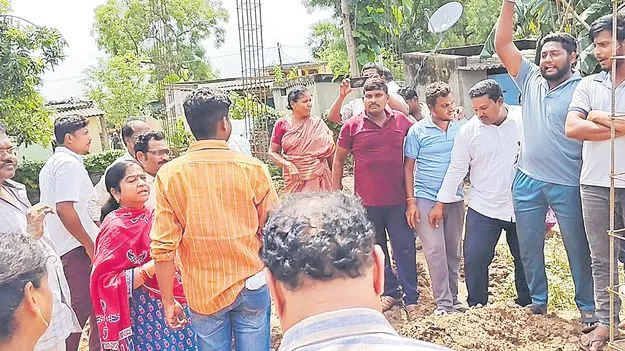 Bhadrachalam: భద్రాద్రి ఆలయ ఈవోపై భూ ఆక్రమణదారుల దాడి
