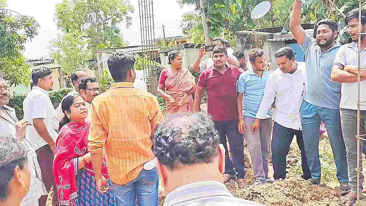 Bhadrachalam: భద్రాద్రి ఆలయ ఈవోపై భూ ఆక్రమణదారుల దాడి