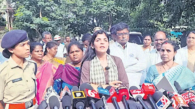 నిందితులను ఉద్యోగాల నుంచి తొలగించాలి 