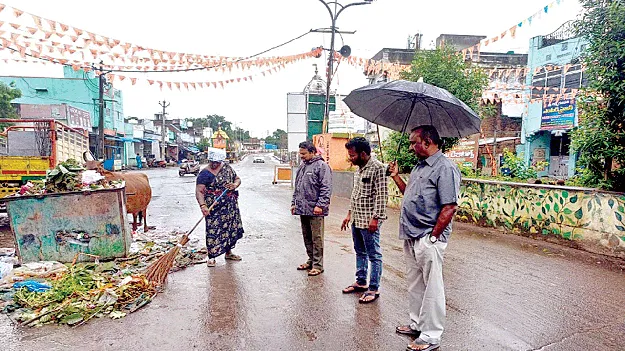   Sanitation జిల్లాకేంద్రం.. పడకేసిన పారిశుధ్యం 
