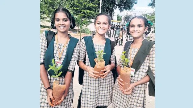 విద్యార్థులకు గ్రీన్‌ పాస్‌పోర్టు