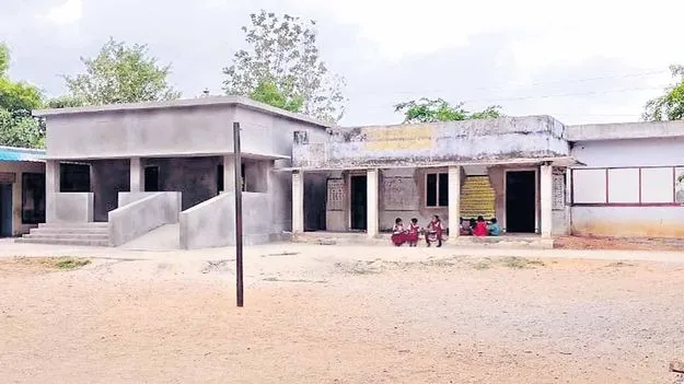 బడి.. సమస్యల ఒడి