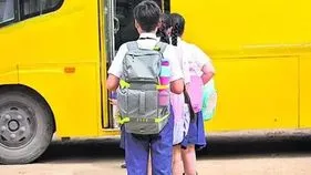 School Bus Incident: స్కూల్ విద్యార్థులకు తప్పిన భారీ ప్రమాదం
