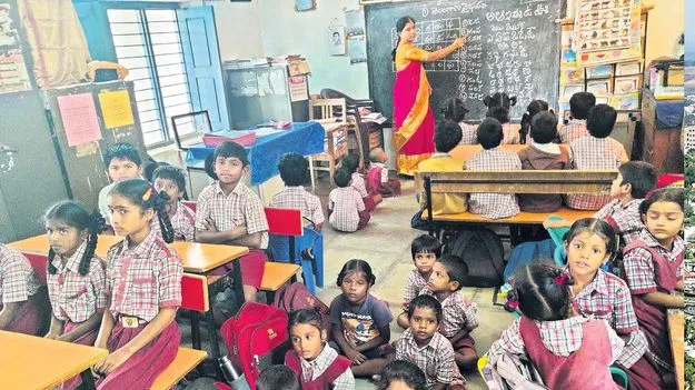  53మందికి ఇద్దరే టీచర్లు..!