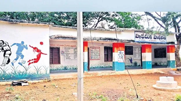 మూత‘బడి’